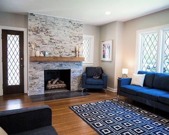 Beautifully restored home in Butler Tarkington Walking Distance to Butler Campus - Indianápolis - Sala de estar