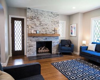 Beautifully restored home in Butler Tarkington Walking Distance to Butler Campus - Indianápolis - Sala de estar