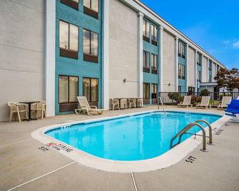 Quality Inn Jacksonville near Camp Lejeune - Jacksonville - Pool