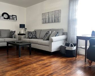 Pearl on Pearl in Downtown Kingsville! - Kingsville - Living room