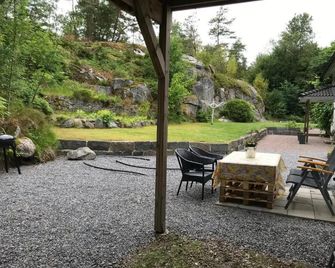 Fagerbacka Svit. Trivsam lägenhet nära havet - Lysekil - Patio