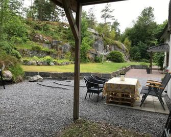 Fagerbacka Svit. Trivsam lägenhet nära havet - Lysekil - Innenhof