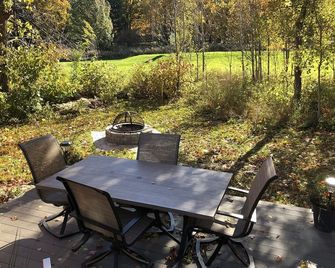 Cedar Log Cabin - Family Cabin located on the Robert Trent Jones Golf Course - La Pointe - Patio