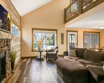 Luxury Spacious Cottage on Gull Lake at Lost Lake Lodge Resort! - Nisswa - Living room