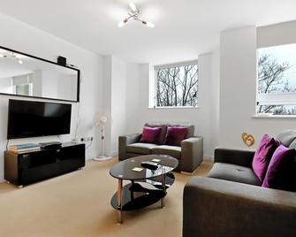 Portfolio Apartments - Stevenage Town Centre - Stevenage - Living room