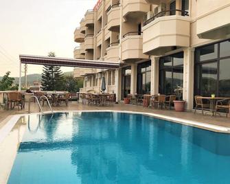 Lord Hotel - Τσεσμέ - Πισίνα