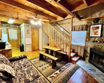 Oktoberfest themed Cabin in woods stream #14 - Helen - Sala de estar