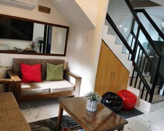 Samong Transient House - إموس - غرفة معيشة