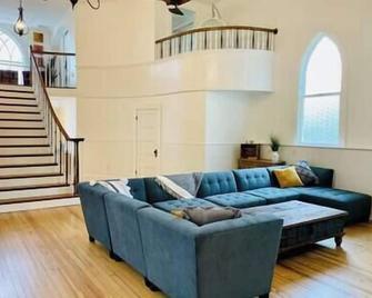 The Sanctuary:Downtown Staunton - Staunton - Living room