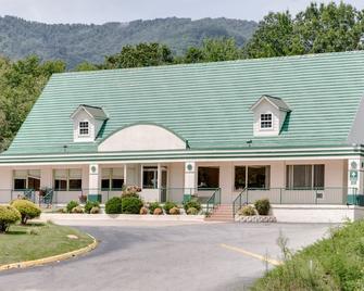 Deluxe Accommodations, Mountain Views and Southern Supper! - Candler - Будівля