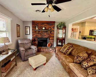 Charming Southern Home - Campbellsville - Вітальня