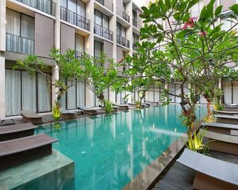 Hotel Terrace at Kuta - Kuta - Pool