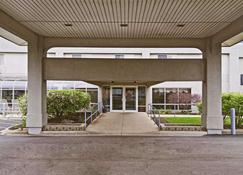 Americas Best Value Inn & Suites Waukegan Gurnee - Waukegan - Building