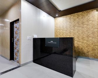 Hotel O Golden Key - Sonepat - Front desk