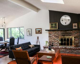 Abbies Uptown Red Rock Retreat - Sedona - Living room