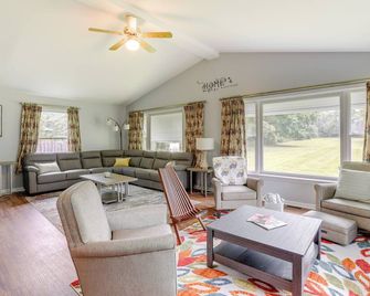 Pennington Home w/ Deck ~ 9 Mi to Princeton! - Pennington - Sala de estar