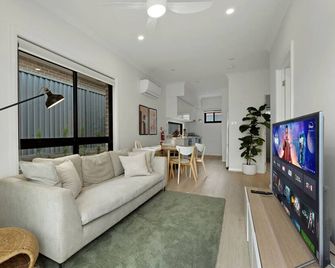 2BR Guest House Pet-Friendly and Peaceful - Narara - Living room