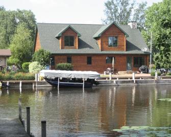 Waterfront Views From Every Window! Cabin Lodge On Water & Close To Everything! - Oshkosh