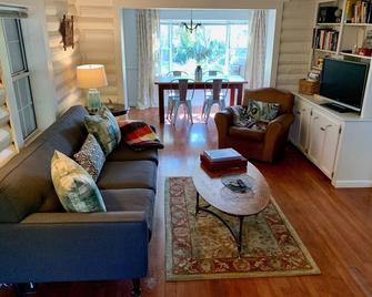 Private 2-Story Cottage w/2 Fireplaces - 10 Minute Walk Into Los Olivos! - Los Olivos - Living room