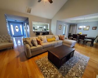 Warm, Charming, Relaxing stay in Lawrenceville. - Lawrenceville - Wohnzimmer