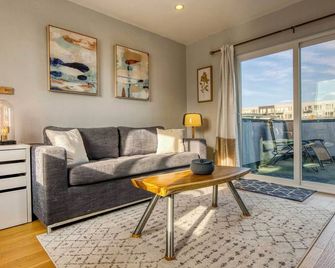 Walk to Empower Field Townhome with Hot Tub! - Denver - Living room