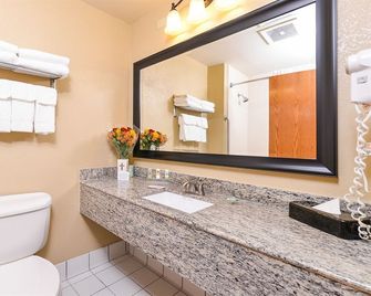 Country Inn & Suites by Radisson, Sioux Falls, SD - Су-Фолс - Ванна кімната