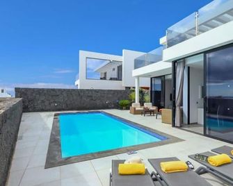 Villa moderna con aire acondicionado y Wi-Fi en Puerto del Carmen - ES-175-36 - Tias - Uima-allas