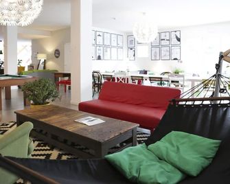 Meet Gardalake Hostel - Peschiera del Garda - Wohnzimmer