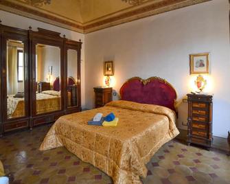 2 Bedroom Nice Apartment In Arezzo - Arezzo - Bedroom