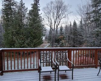 Lake Superior Tri-level: Spacious 4bed/2ba cabin on 8 acres & Finnish sauna - Ontonagon - Balcony