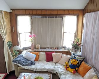 Riverside Home Minutes to Casino, Downtown, Bridge, UWindsor - Windsor - Living room