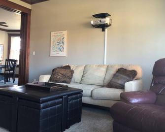 Charming 2-bedroom house with AC, WiFi in brilliant Morton - Morton - Вітальня