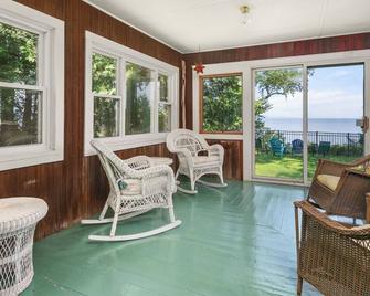 Camp Roosevelt cottage - Shelburne - Living room