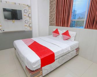 OYO 861 R Four Hotel - Palu - Camera da letto