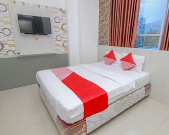 OYO 861 R Four Hotel - Palu - Chambre