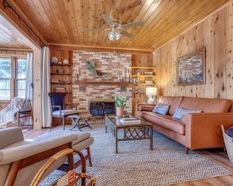 Tallkabin 'Pine Cabin' - Mid-Century Pine Cabin under 2hrs from Minneapolis. - Webster - Living room