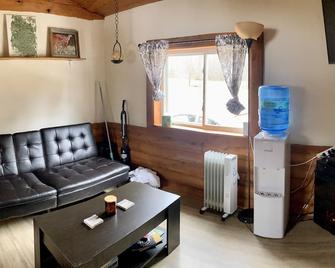 CozyCabin:A true tiny house mins from Cook’s Forest & Allegheny National Forest! - Marienville - Living room
