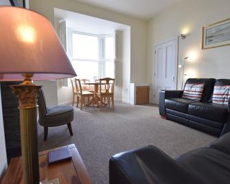3 Bedroom Spacious Beach Front Ground Floor Apartment, sleeps 6, Sea Views - Aberdyfi - Living room