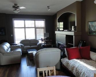 Great Mountain Views From Every Window - Quiet Family Oriented And Dog Friendly - Invermere - Living room