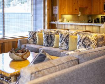 Olympic Valley Mountain Retreat! Outdoor Spa Tub, Full Kitchen, Free Parking! - Olympic Valley - Living room