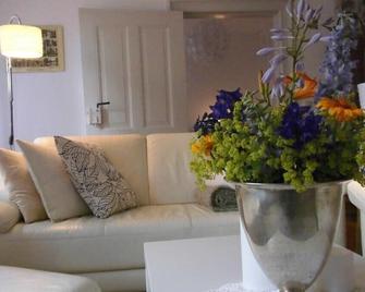 Schlossparkferienwohnungen Rheinsberg - Kleinzerlang - Wohnzimmer