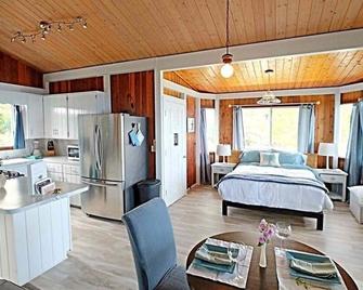Ocean Views from Private Lanai 1 bed/1 bath Cottage on a 100% organic Farm! - Ocean View - Living room