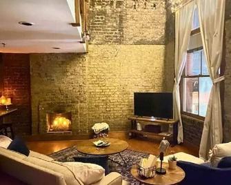 Downtown Loft - Pet Friendly - 2 Queen Beds - Knoxville - Living room
