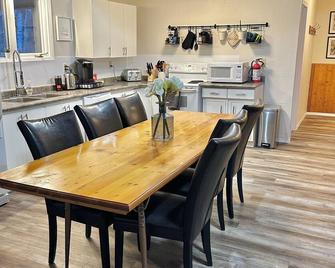 Book Two Nights, Get Two Free! Cabin in Belair Properties - Wanasing Beach - Kitchen