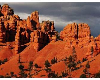 Wranglers Quarters RiverView Cabin - Sevier River Ranch - 1 King bed - Hatch - Edificio