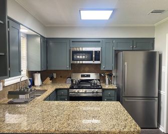 Charming 3-bedroom with sunroom house in Bossier City with AC, WiFi - Bossier City - Kitchen