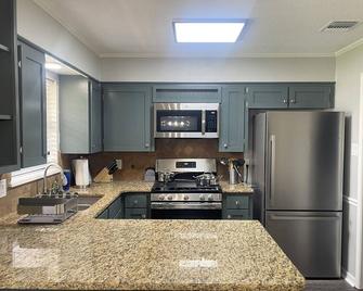 Charming 3-bedroom with sunroom house in Bossier City with AC, WiFi - Bossier City - Kitchen