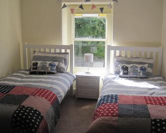 200 year old fisherman's cottage with stunning sea views in New Quay Wales - New Quay - Bedroom
