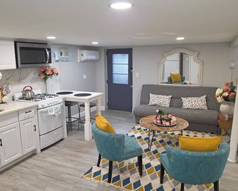 The Q Place ~Very cozy and private retreat Estudio/apartment~ - West Hempstead - Kitchen