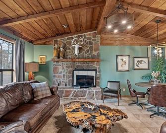 Moss Stone Lodge With Canoes, Caddo Shores Cabins - Karnack - Living room